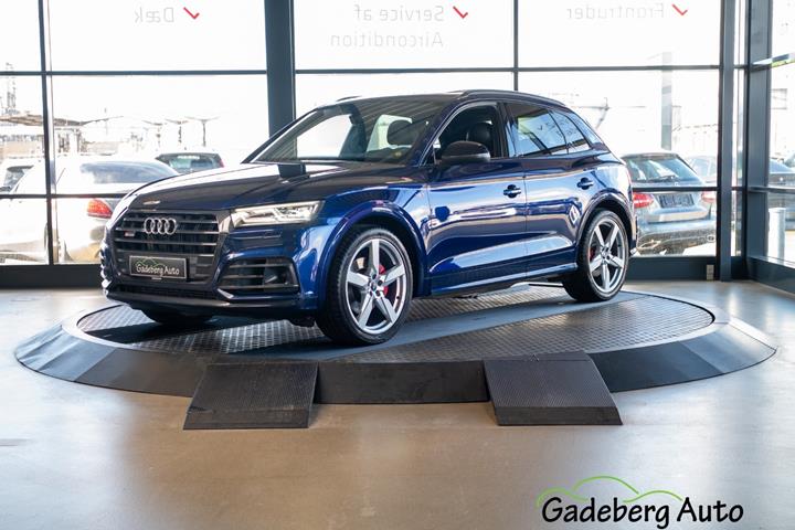 Blå Audi SQ5 fra 2018 set udefra