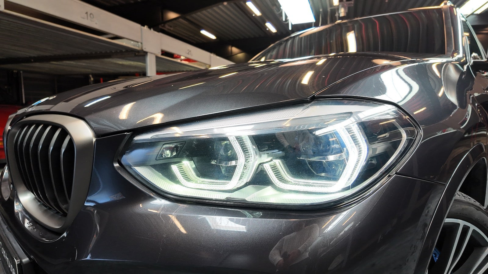 Grå BMW X3 fra 2018