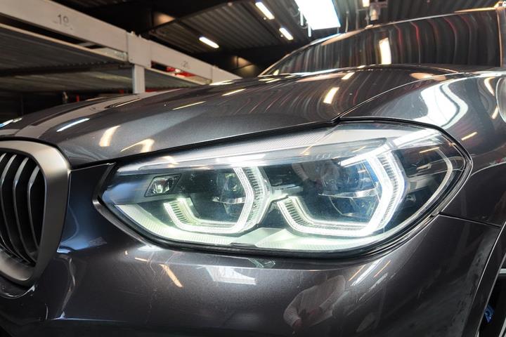 Grå BMW X3 fra 2018
