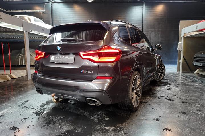 Grå BMW X3 fra 2018