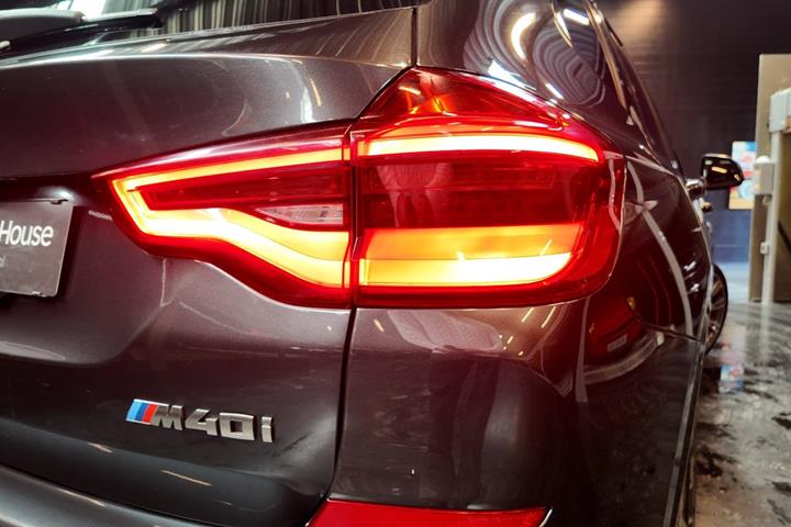 Grå BMW X3 fra 2018