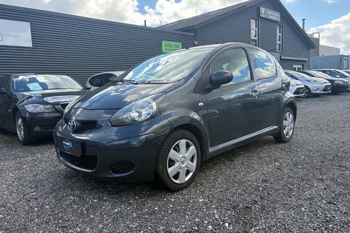 Sort Toyota Aygo fra 2012 set udefra