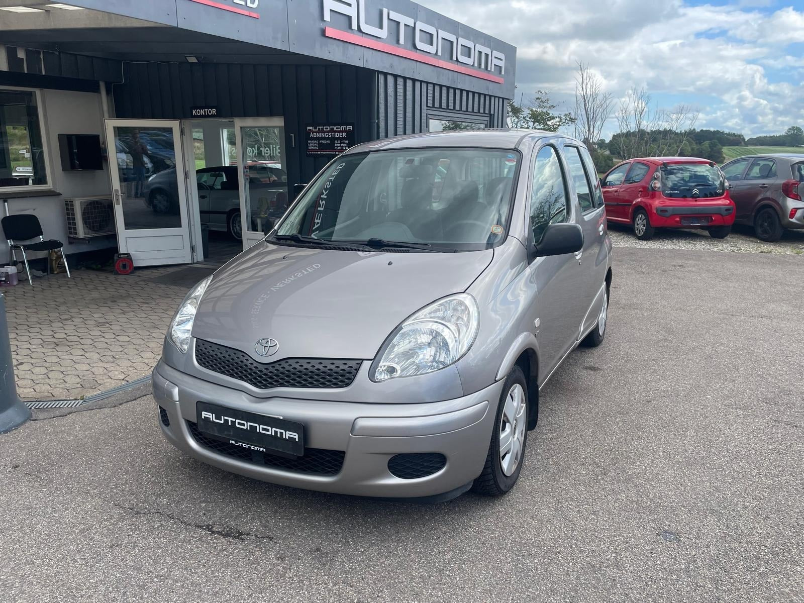 Beige Toyota Yaris Verso fra 2005