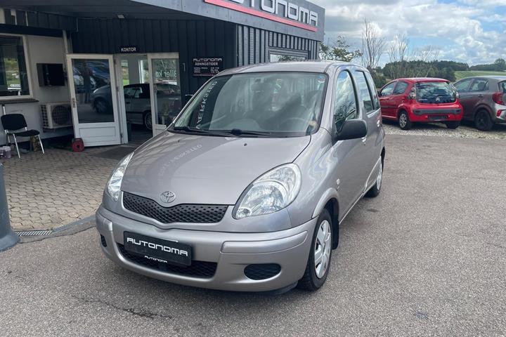 Beige Toyota Yaris Verso fra 2005