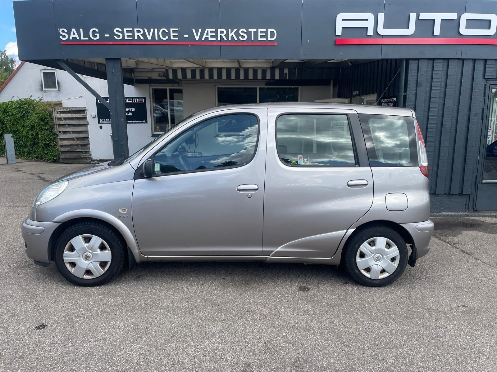 Beige Toyota Yaris Verso fra 2005