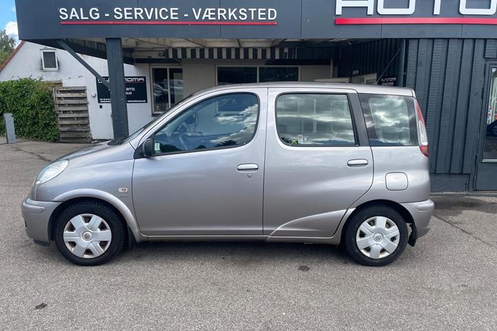 Beige Toyota Yaris Verso fra 2005
