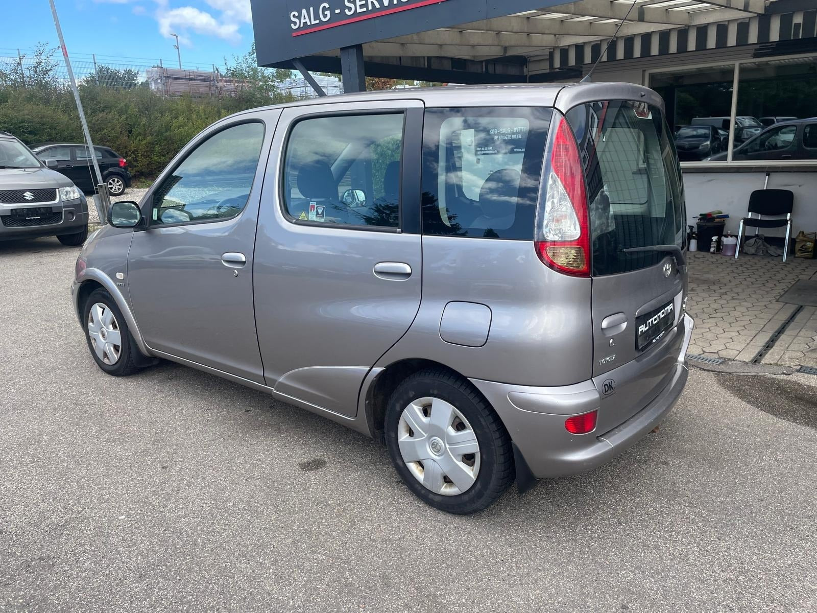 Beige Toyota Yaris Verso fra 2005