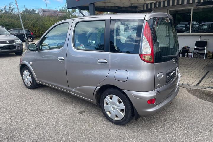 Beige Toyota Yaris Verso fra 2005