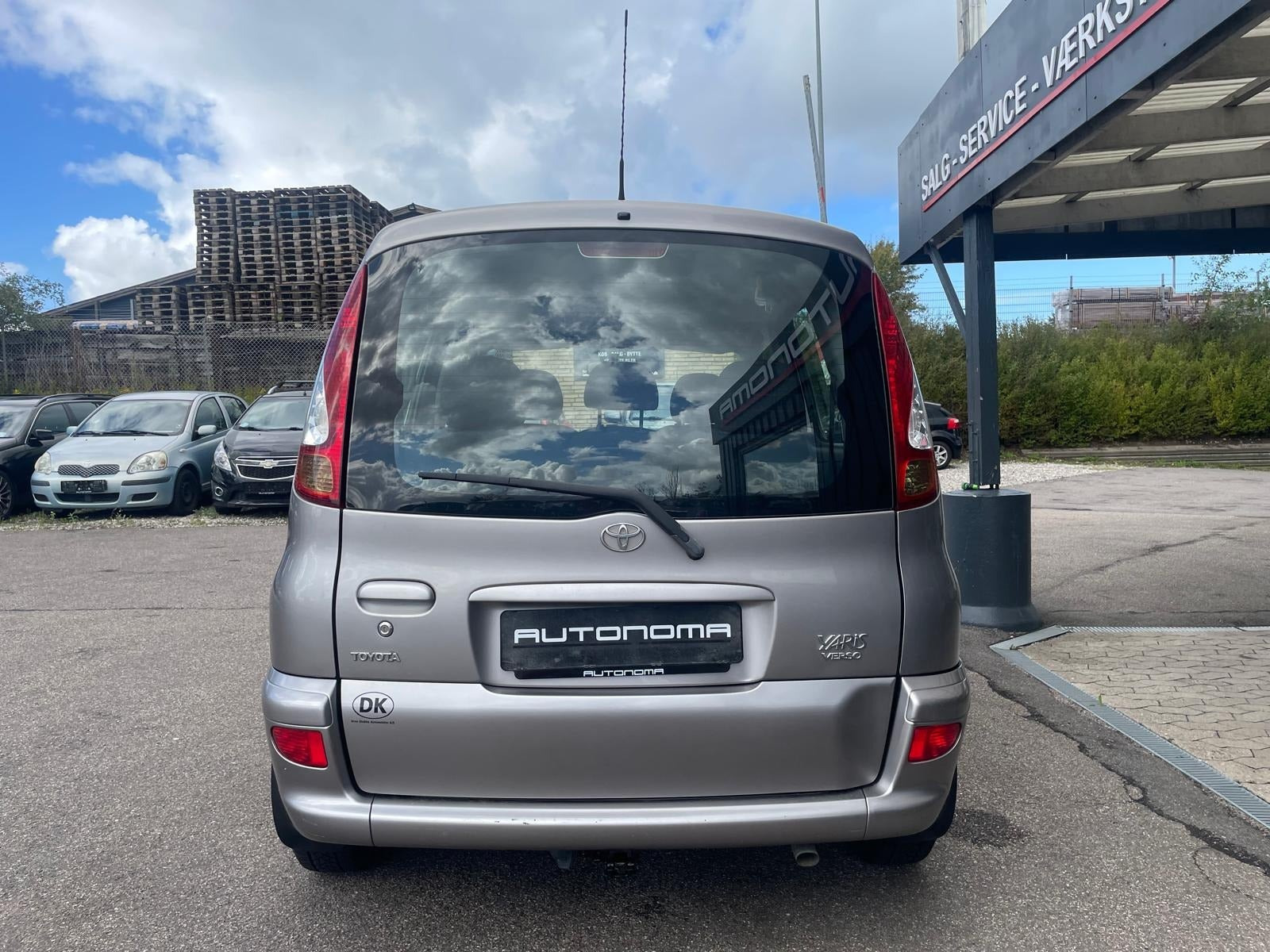 Beige Toyota Yaris Verso fra 2005