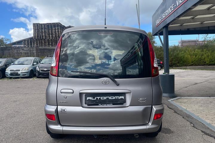 Beige Toyota Yaris Verso fra 2005