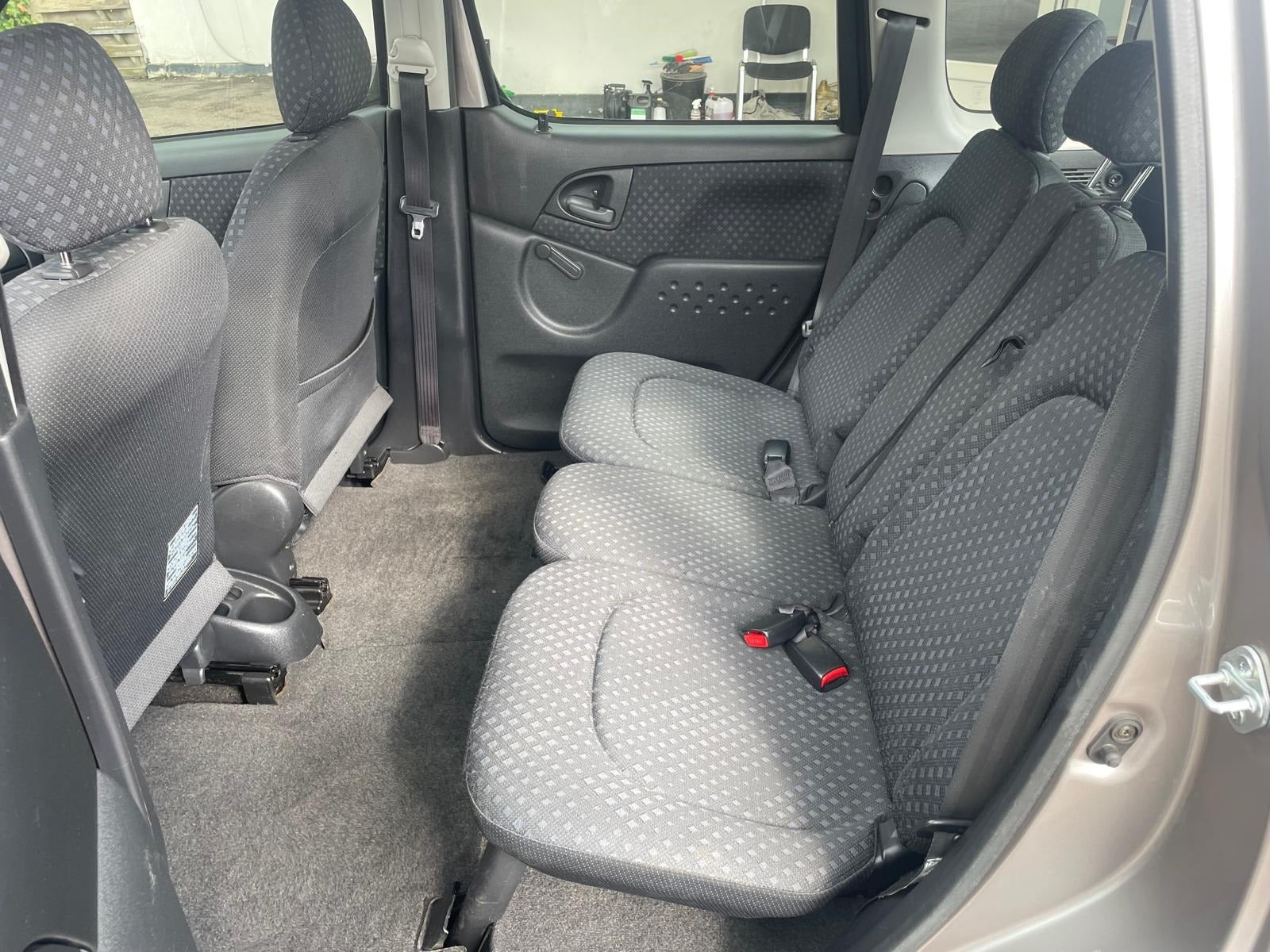 Beige Toyota Yaris Verso fra 2005