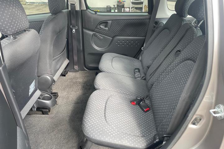 Beige Toyota Yaris Verso fra 2005