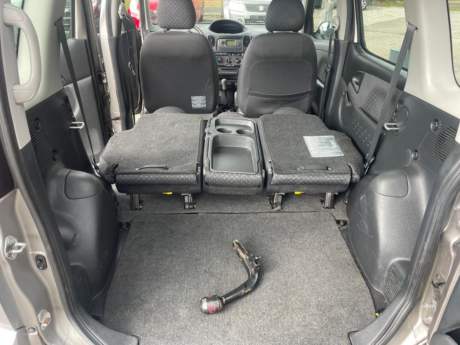 Beige Toyota Yaris Verso fra 2005
