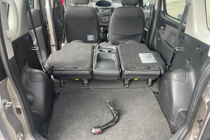 Beige Toyota Yaris Verso fra 2005