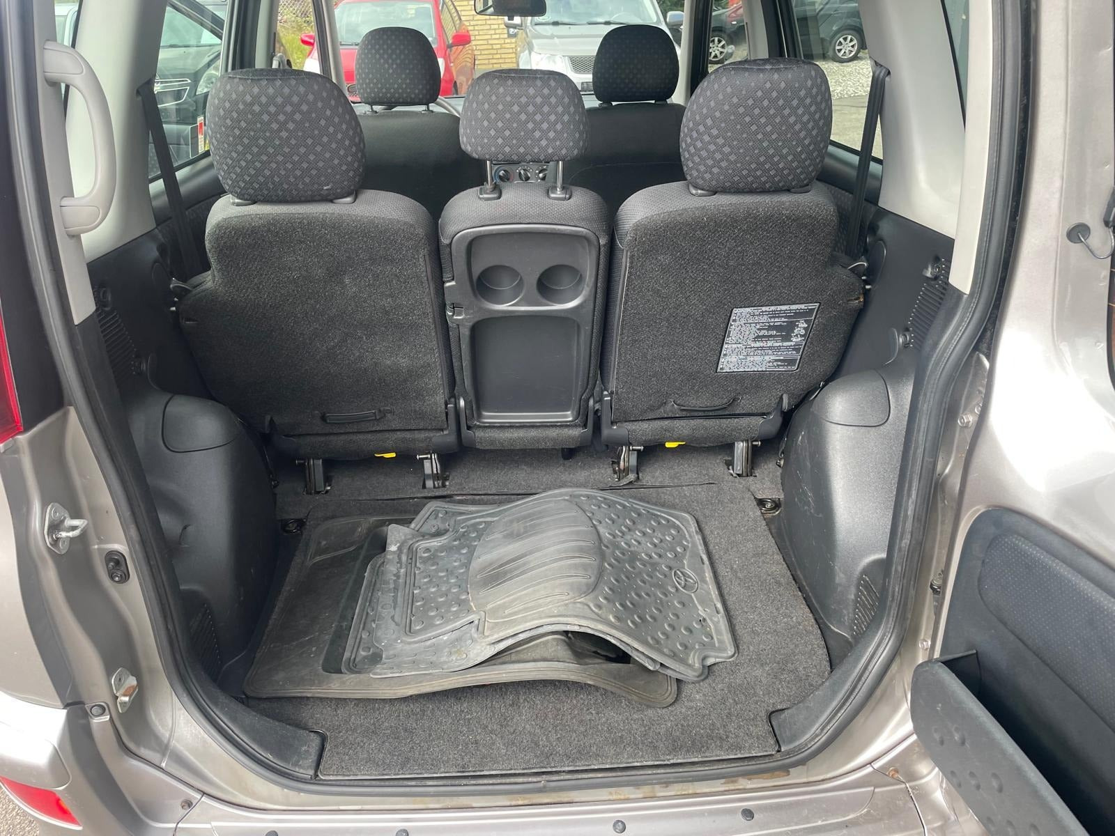 Beige Toyota Yaris Verso fra 2005
