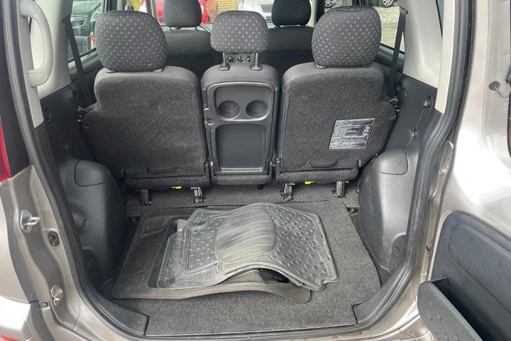 Beige Toyota Yaris Verso fra 2005