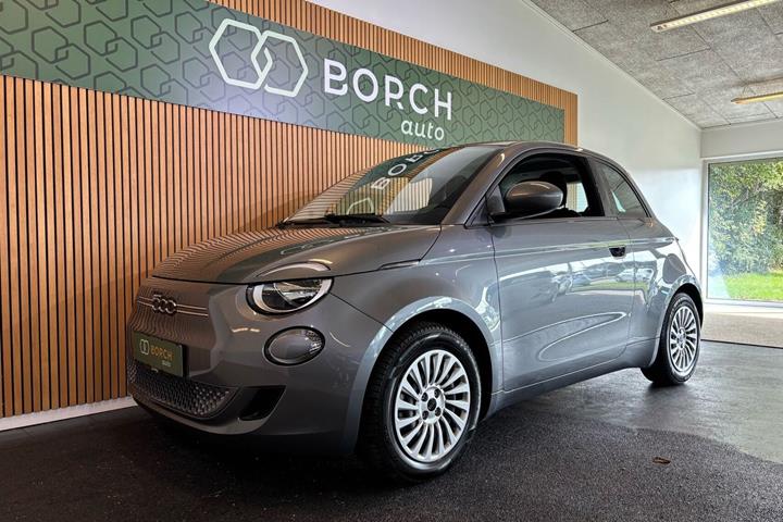 Grå Fiat 500e fra 2023