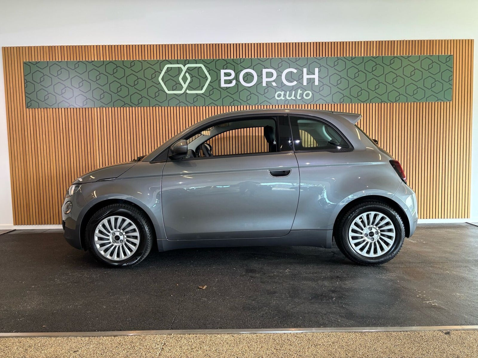 Grå Fiat 500e fra 2023