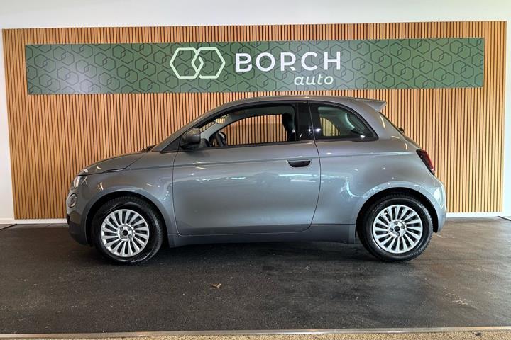 Grå Fiat 500e fra 2023