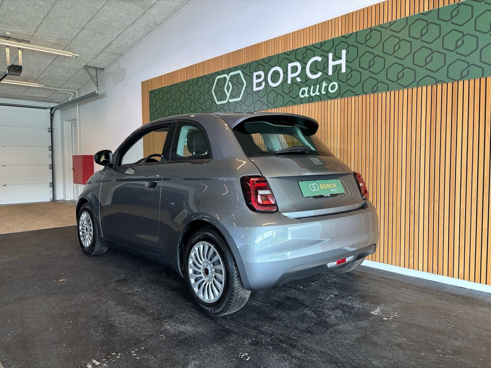 Grå Fiat 500e fra 2023