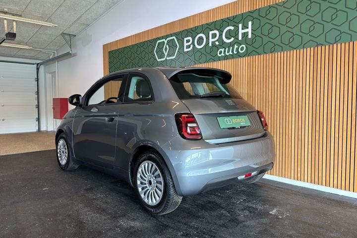 Grå Fiat 500e fra 2023