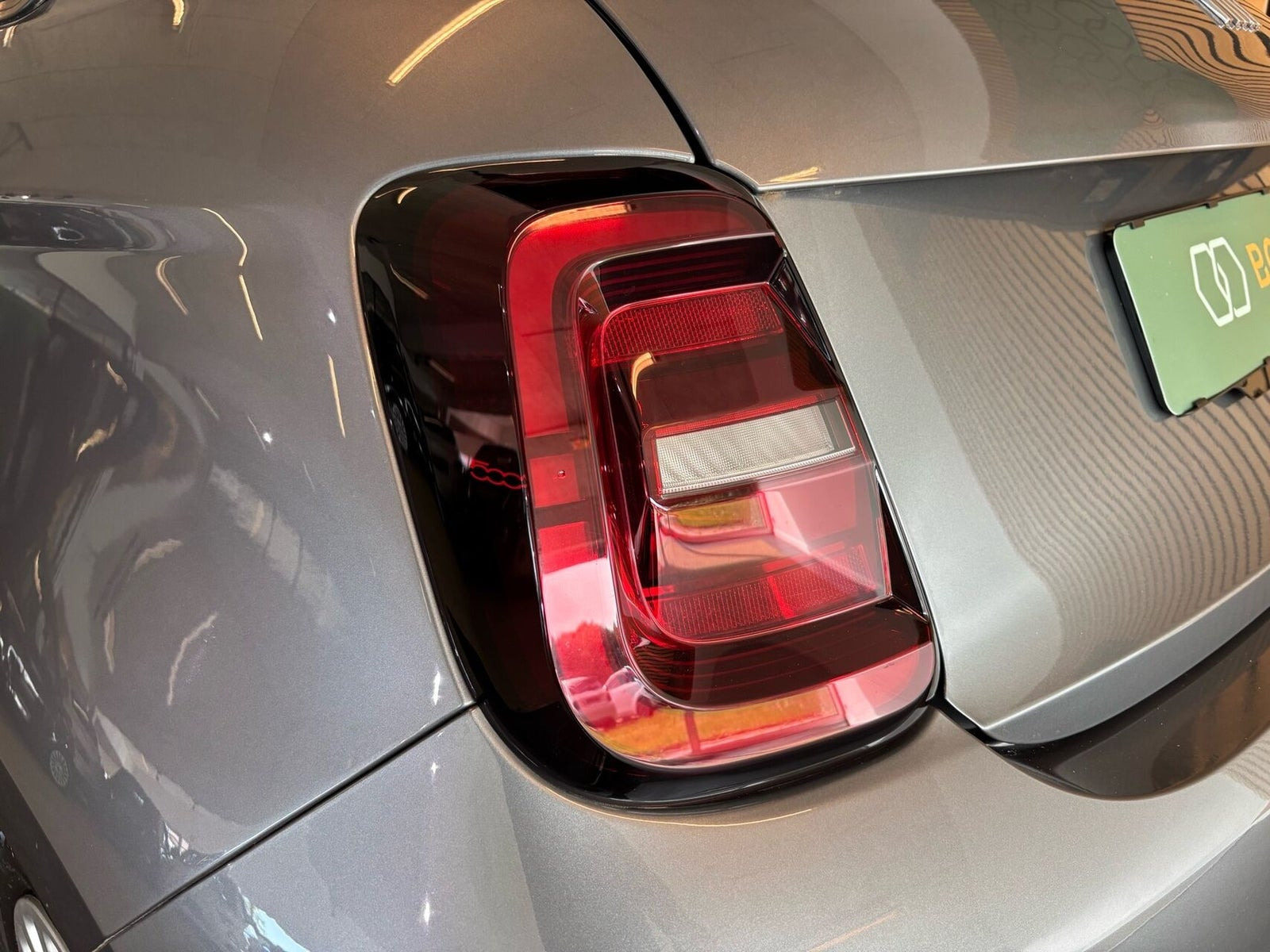 Grå Fiat 500e fra 2023