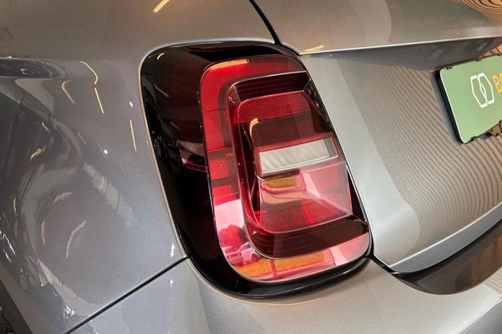 Grå Fiat 500e fra 2023