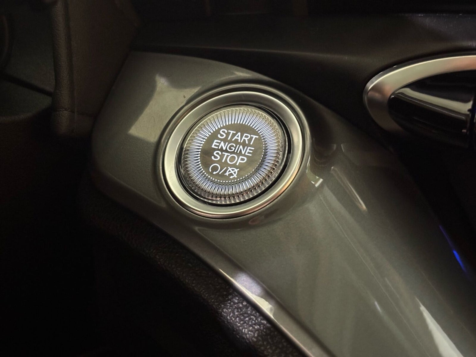 Grå Fiat 500e fra 2023