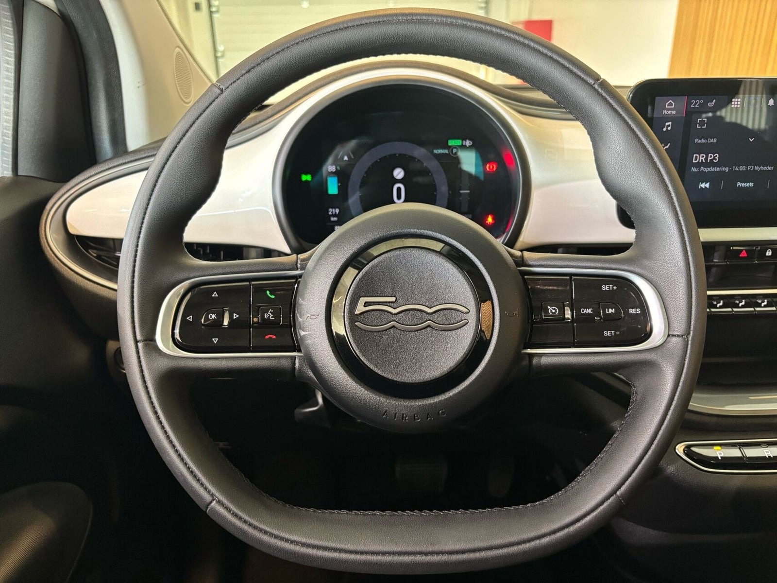 Hvid Fiat 500e fra 2023