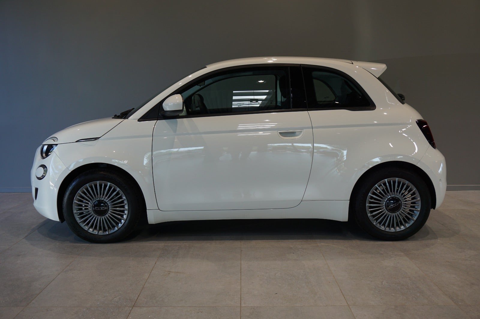 Hvid Fiat 500e fra 2023
