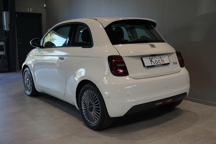 Hvid Fiat 500e fra 2023