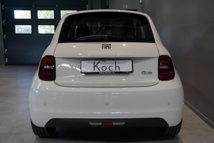 Hvid Fiat 500e fra 2023