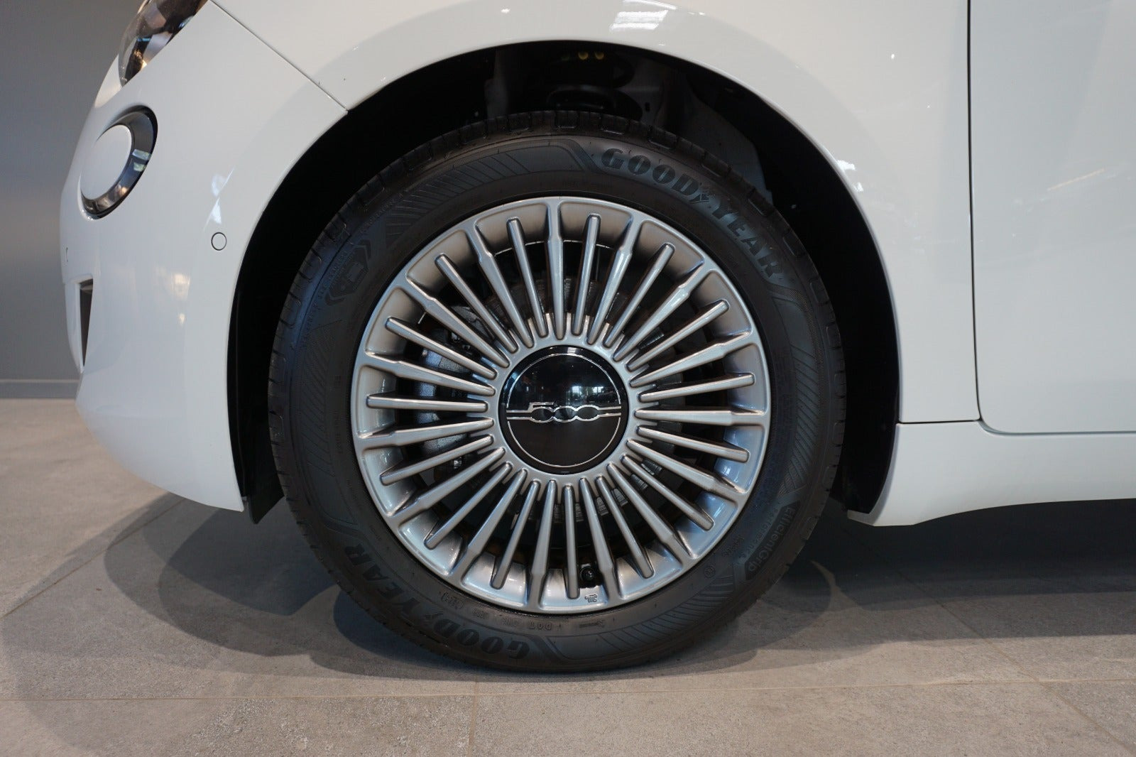 Hvid Fiat 500e fra 2023