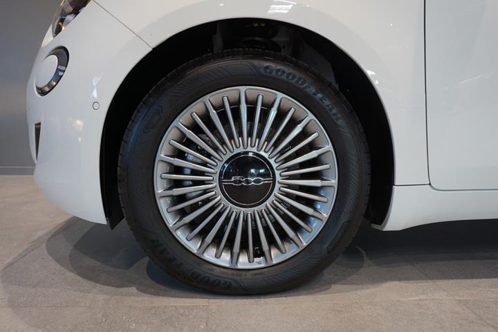 Hvid Fiat 500e fra 2023