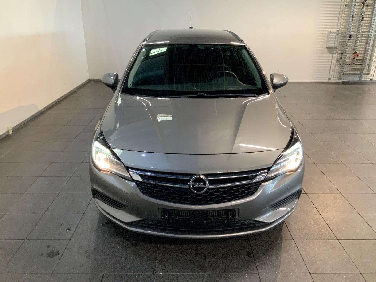 Grå Opel Astra fra 2017