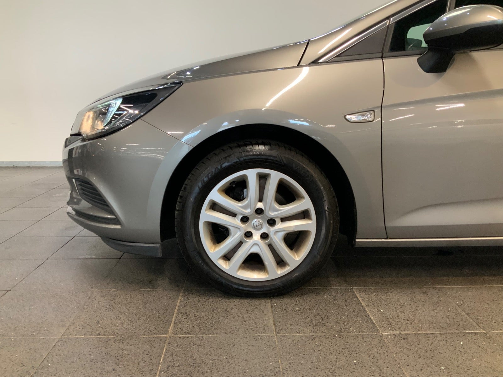 Grå Opel Astra fra 2017