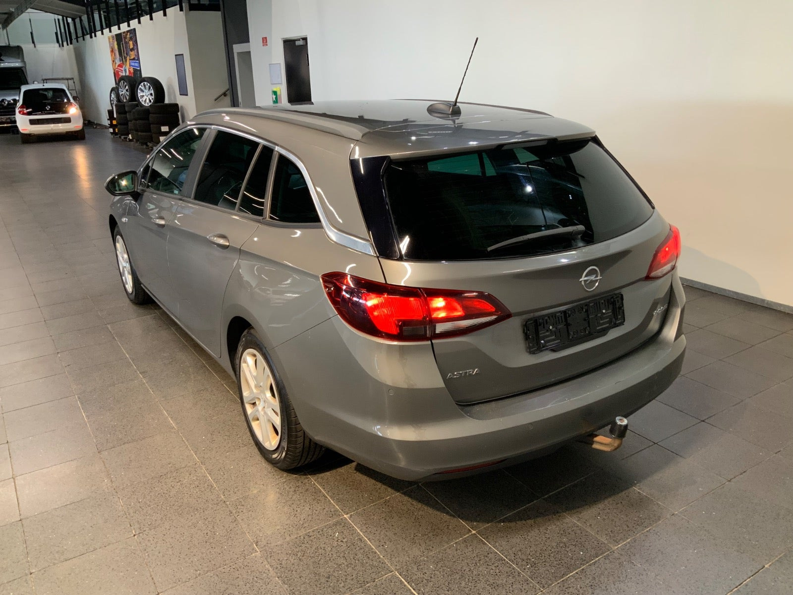 Grå Opel Astra fra 2017