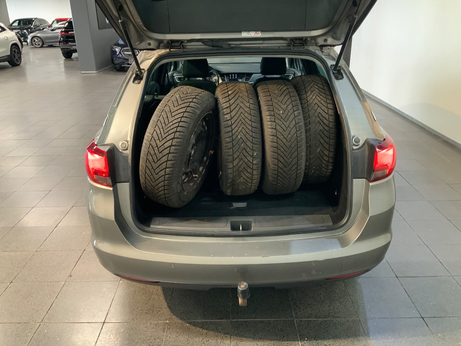 Grå Opel Astra fra 2017