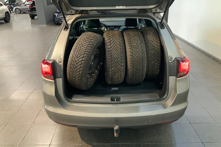Grå Opel Astra fra 2017