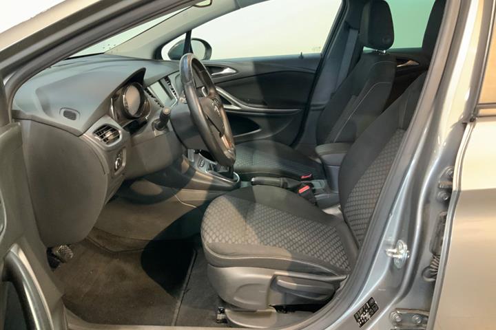 Grå Opel Astra fra 2017