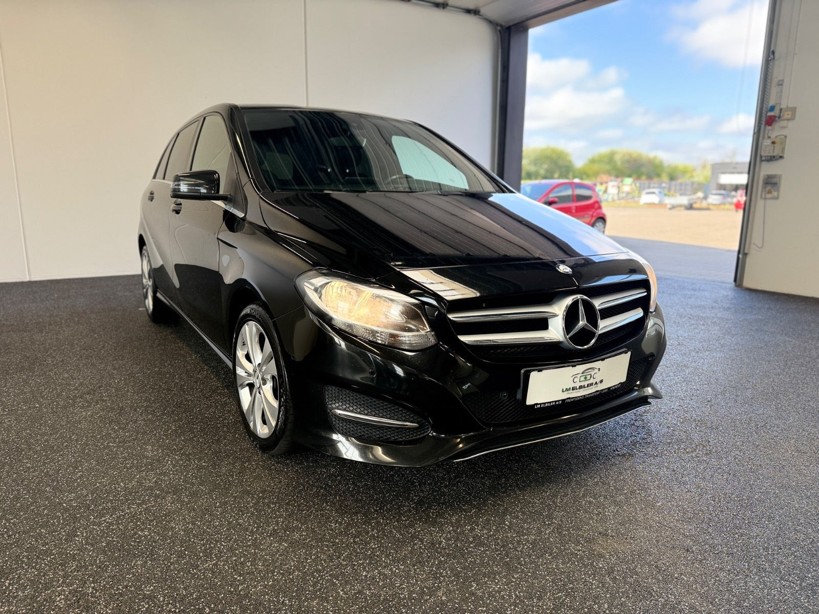 Sort Mercedes B200 d fra 2016