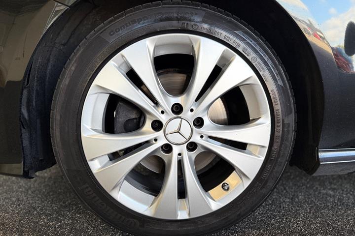Sort Mercedes B200 d fra 2016