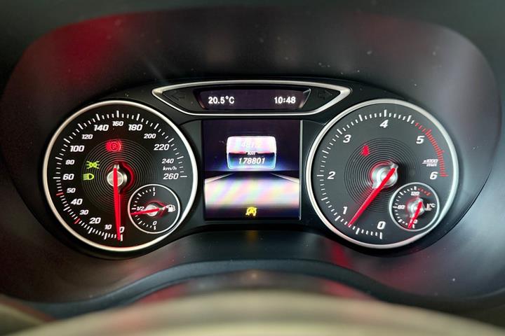 Sort Mercedes B200 d fra 2016