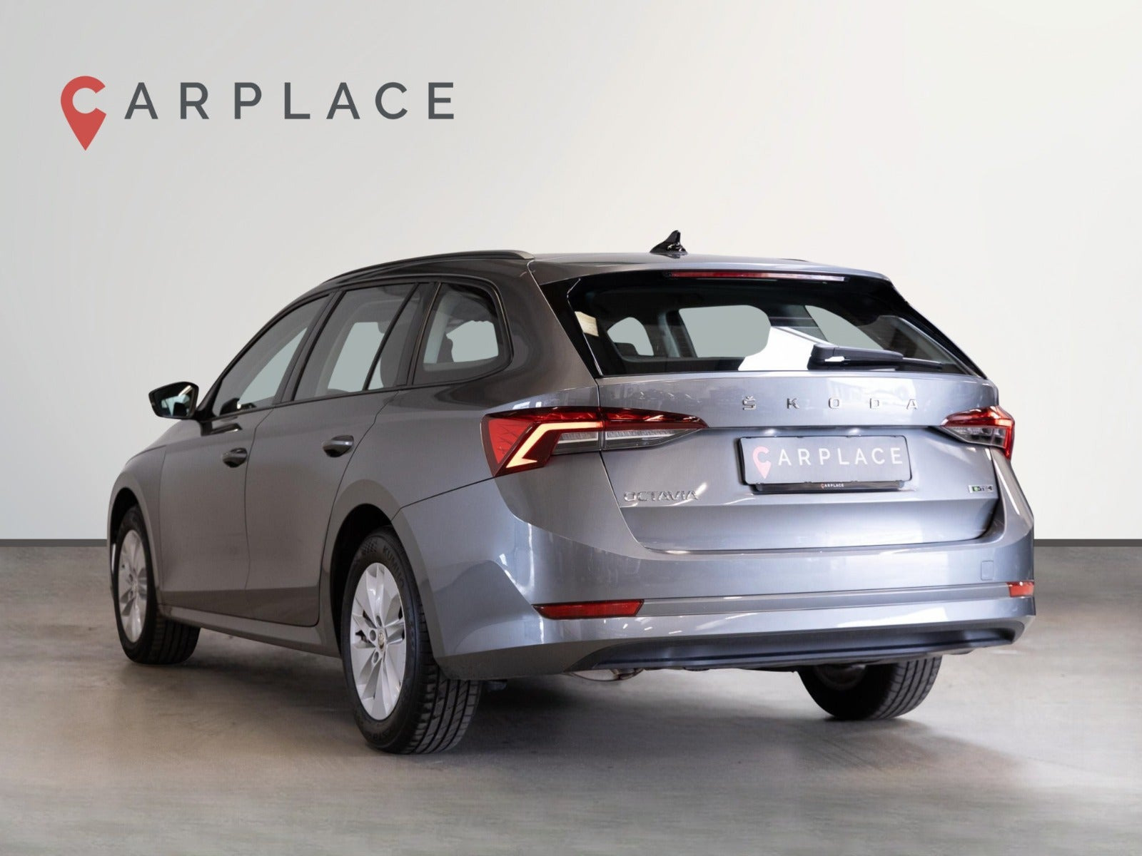 Grå Skoda Octavia fra 2024