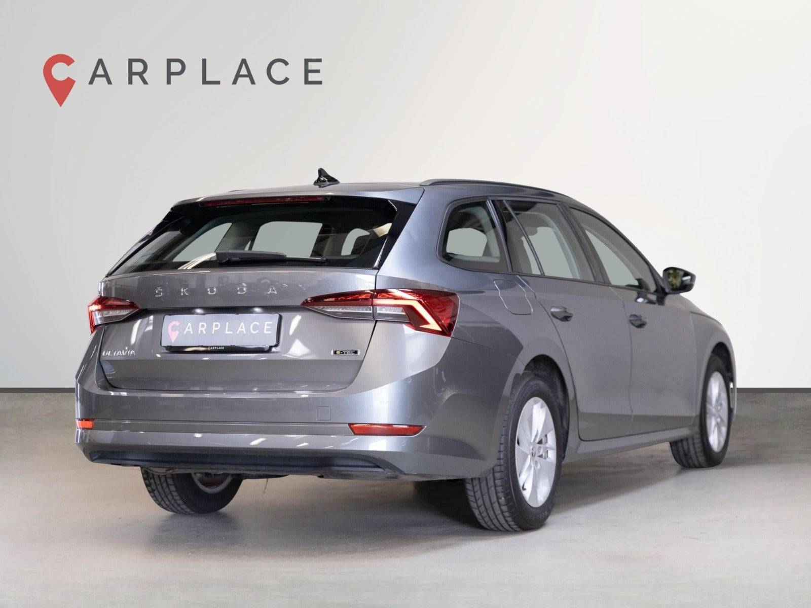 Grå Skoda Octavia fra 2024