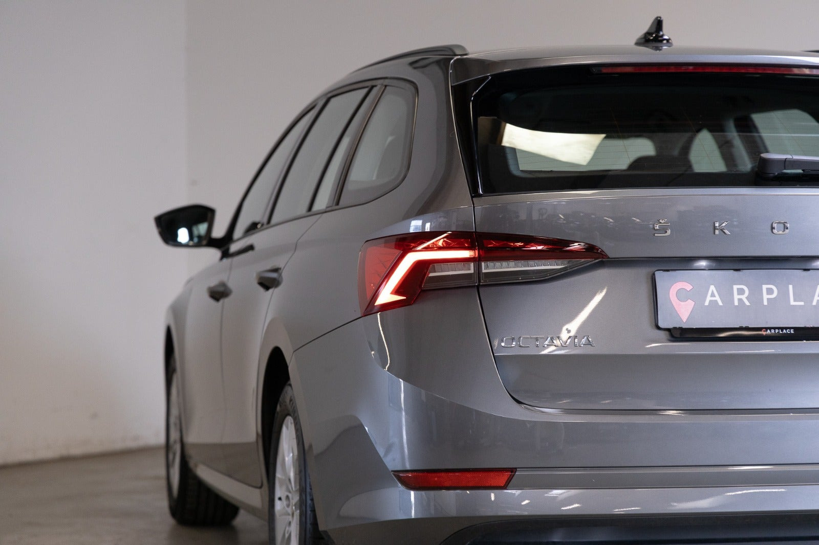 Grå Skoda Octavia fra 2024