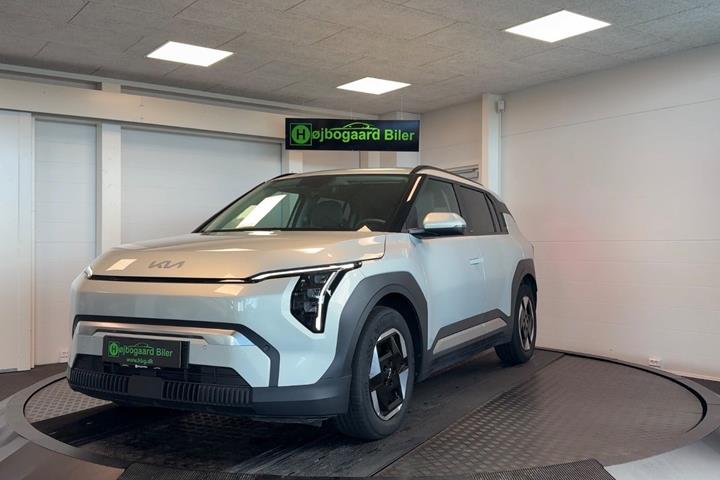 Sølv Kia EV3 fra 2025 set udefra