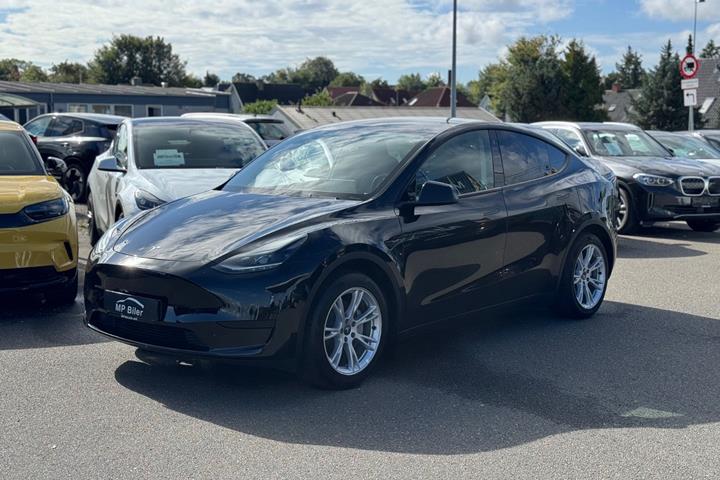 Sort Tesla Model Y fra 2024