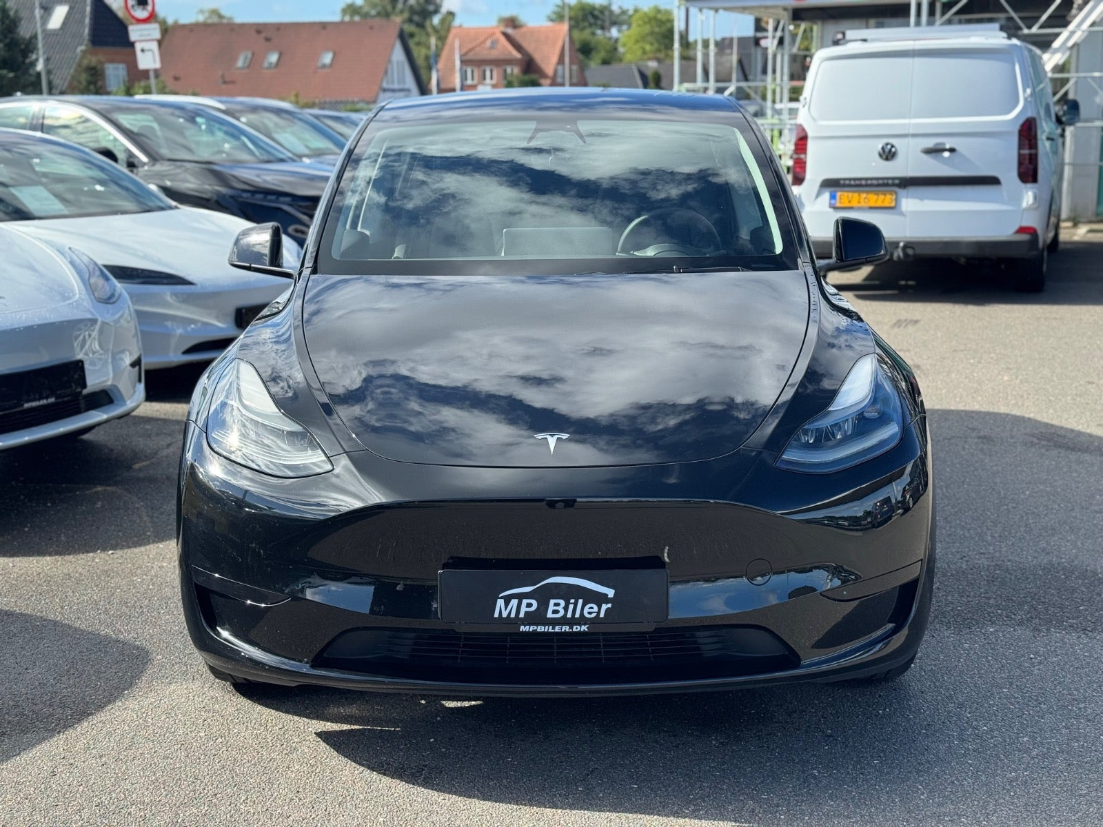 Sort Tesla Model Y fra 2024