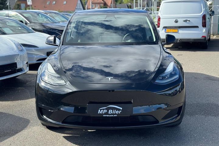 Sort Tesla Model Y fra 2024